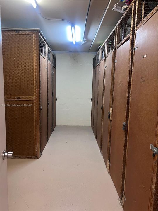 FULL CAGE STORAGE STEPS FROM UNIT