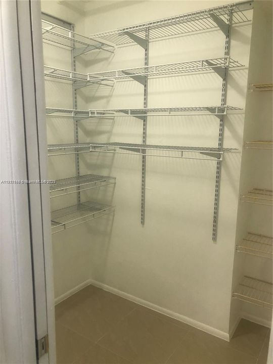 WALK IN CLOSET