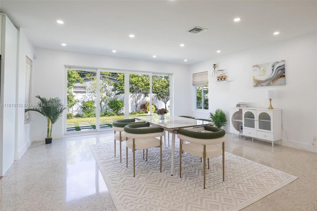 合同活跃: $660,000 (3 贝兹, 2 浴室, 1434 平方英尺)