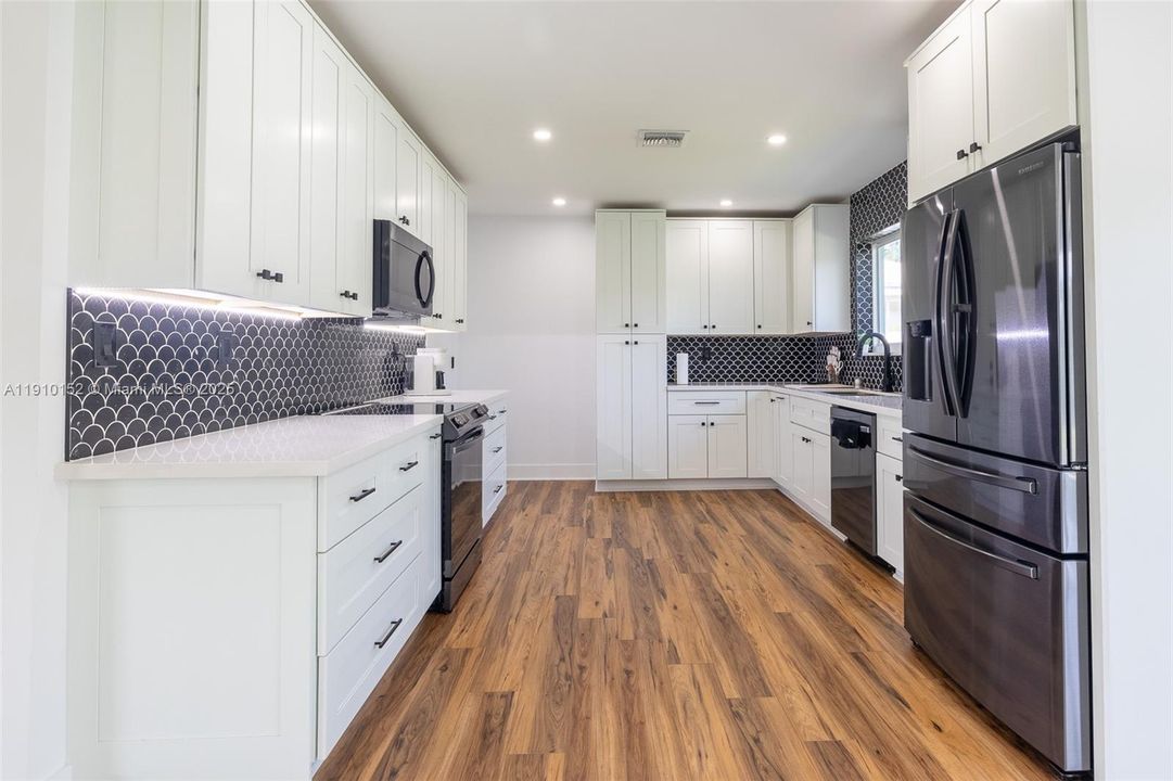 合同活跃: $660,000 (3 贝兹, 2 浴室, 1434 平方英尺)