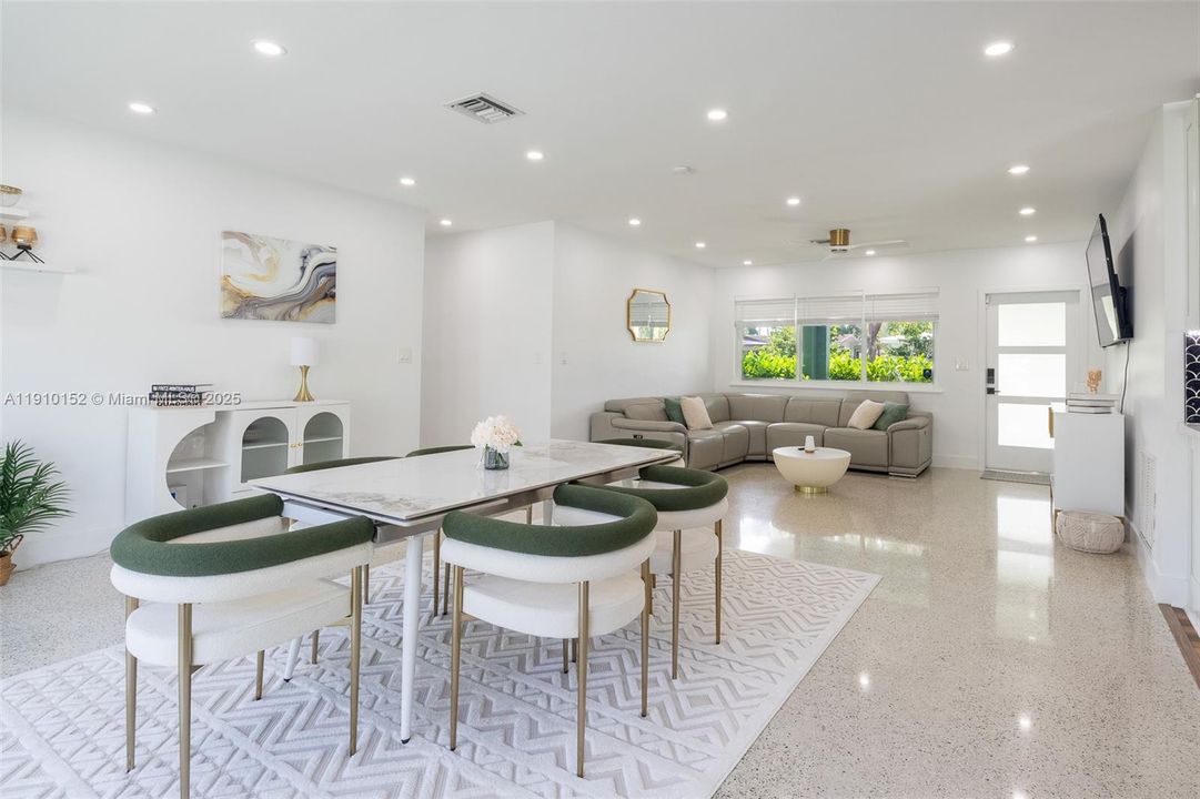 合同活跃: $660,000 (3 贝兹, 2 浴室, 1434 平方英尺)