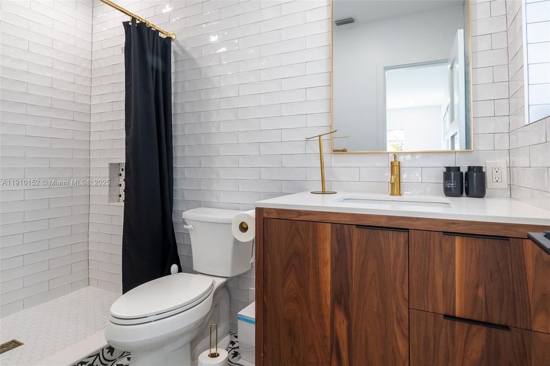 合同活跃: $660,000 (3 贝兹, 2 浴室, 1434 平方英尺)