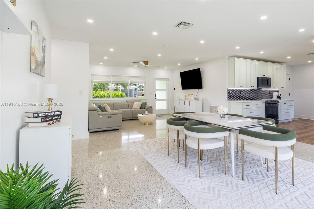 合同活跃: $660,000 (3 贝兹, 2 浴室, 1434 平方英尺)