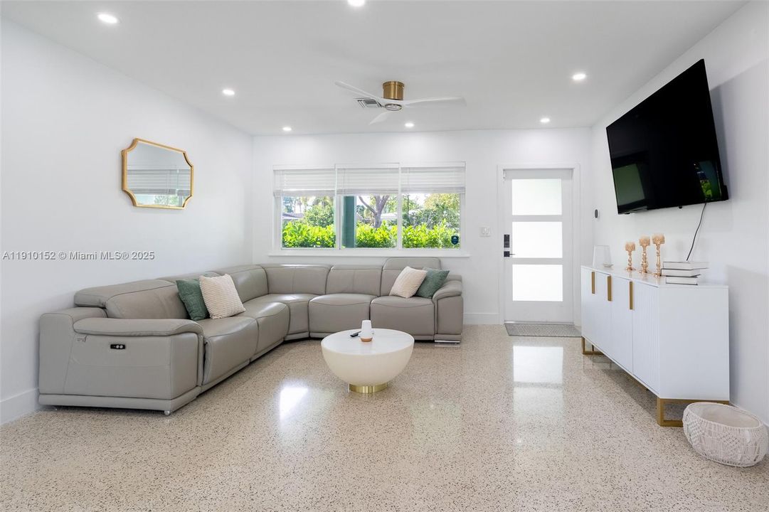 合同活跃: $660,000 (3 贝兹, 2 浴室, 1434 平方英尺)