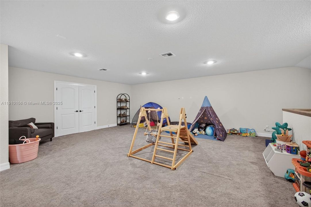 待售: $779,000 (5 贝兹, 4 浴室, 4211 平方英尺)