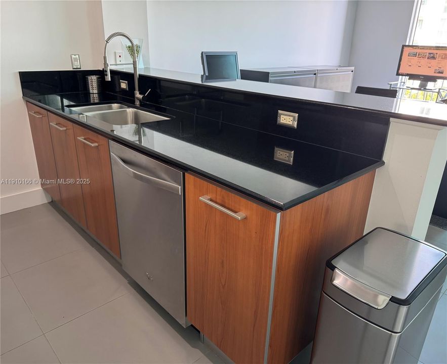 待售: $379,900 (1 贝兹, 1 浴室, 957 平方英尺)