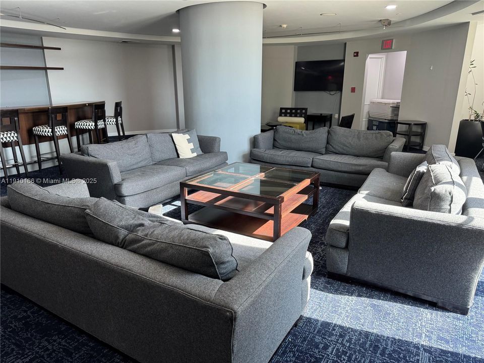 待售: $379,900 (1 贝兹, 1 浴室, 957 平方英尺)