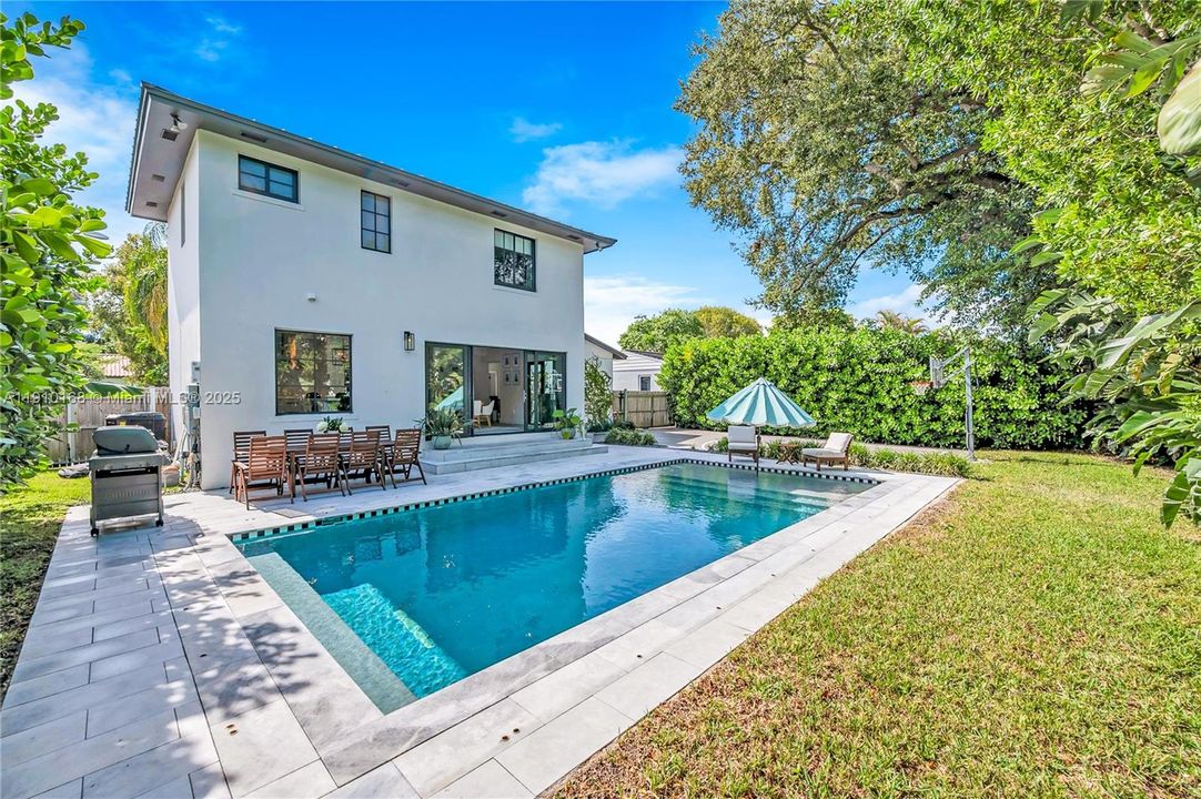 合同活跃: $11,500 (4 贝兹, 3 浴室, 2768 平方英尺)