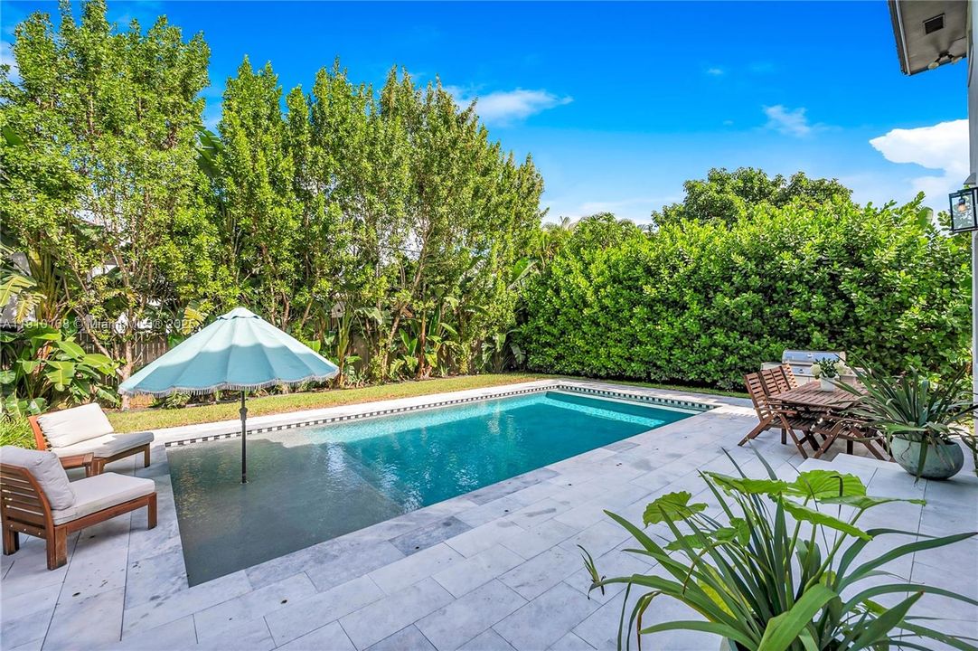 合同活跃: $11,500 (4 贝兹, 3 浴室, 2768 平方英尺)