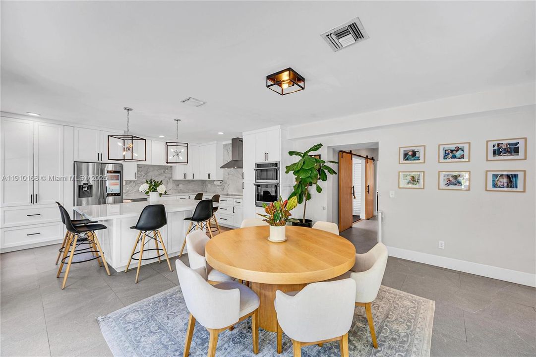 合同活跃: $11,500 (4 贝兹, 3 浴室, 2768 平方英尺)