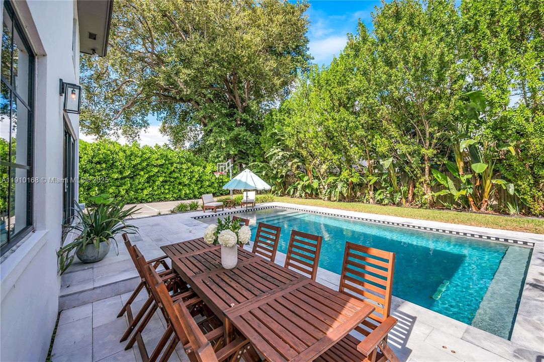 合同活跃: $11,500 (4 贝兹, 3 浴室, 2768 平方英尺)