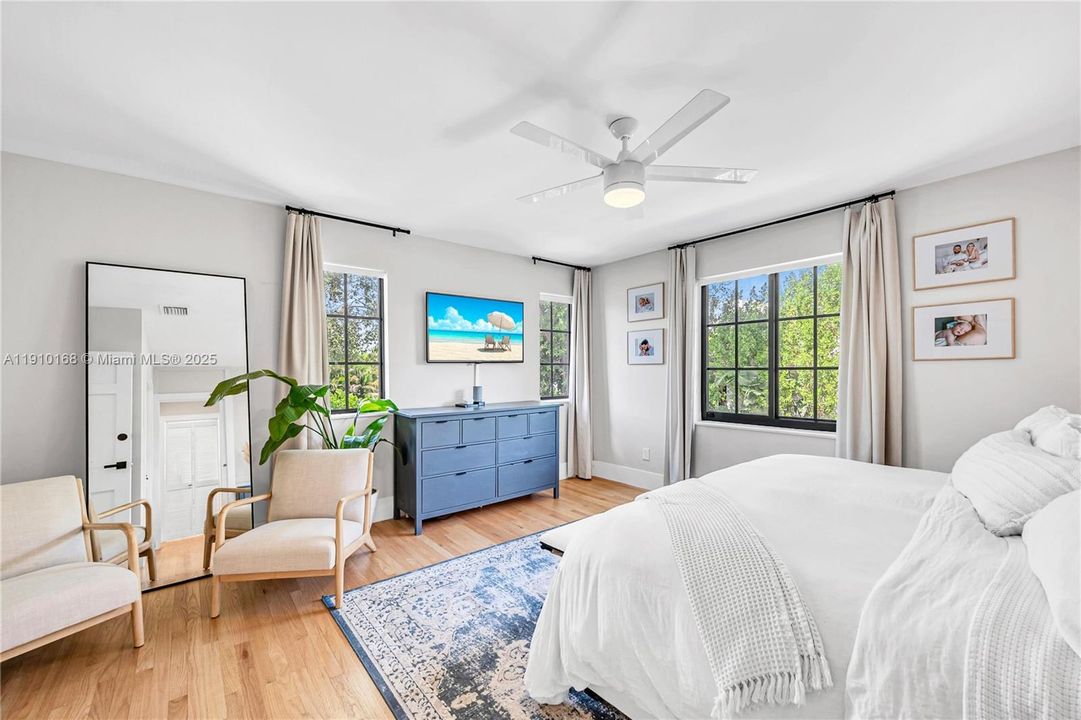 合同活跃: $11,500 (4 贝兹, 3 浴室, 2768 平方英尺)