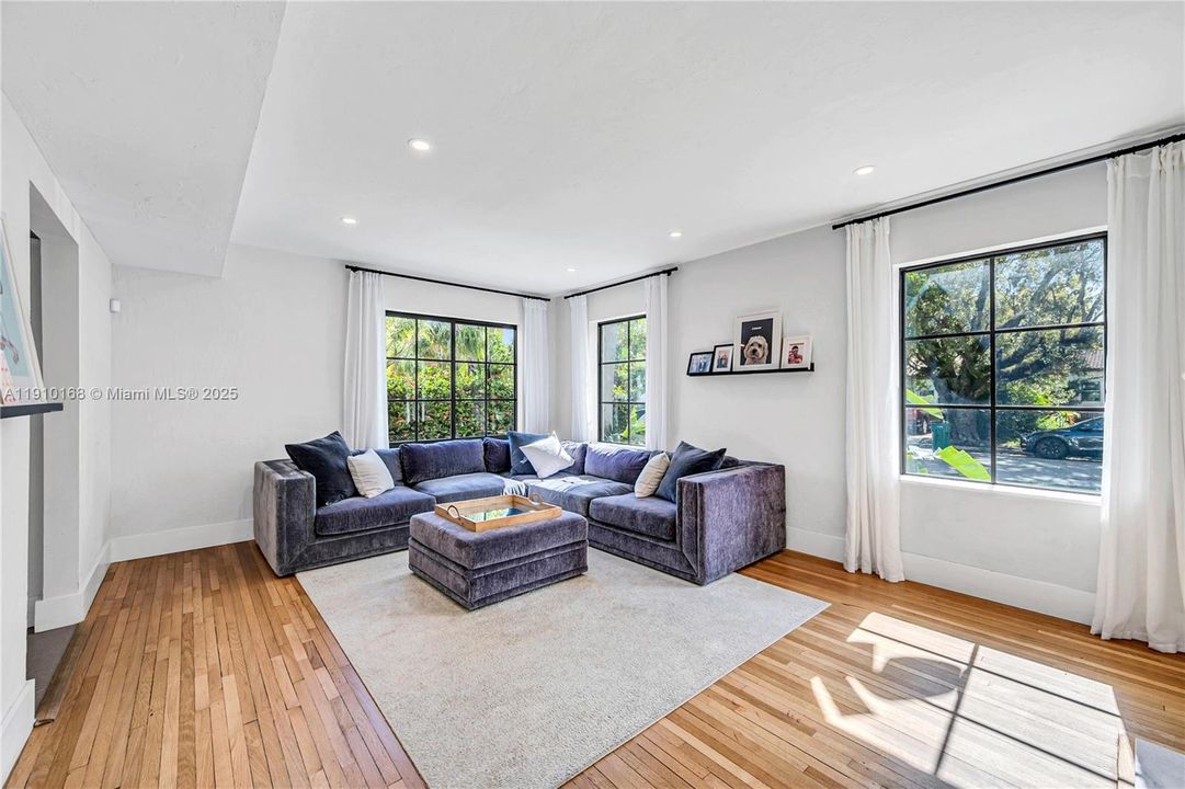 合同活跃: $11,500 (4 贝兹, 3 浴室, 2768 平方英尺)