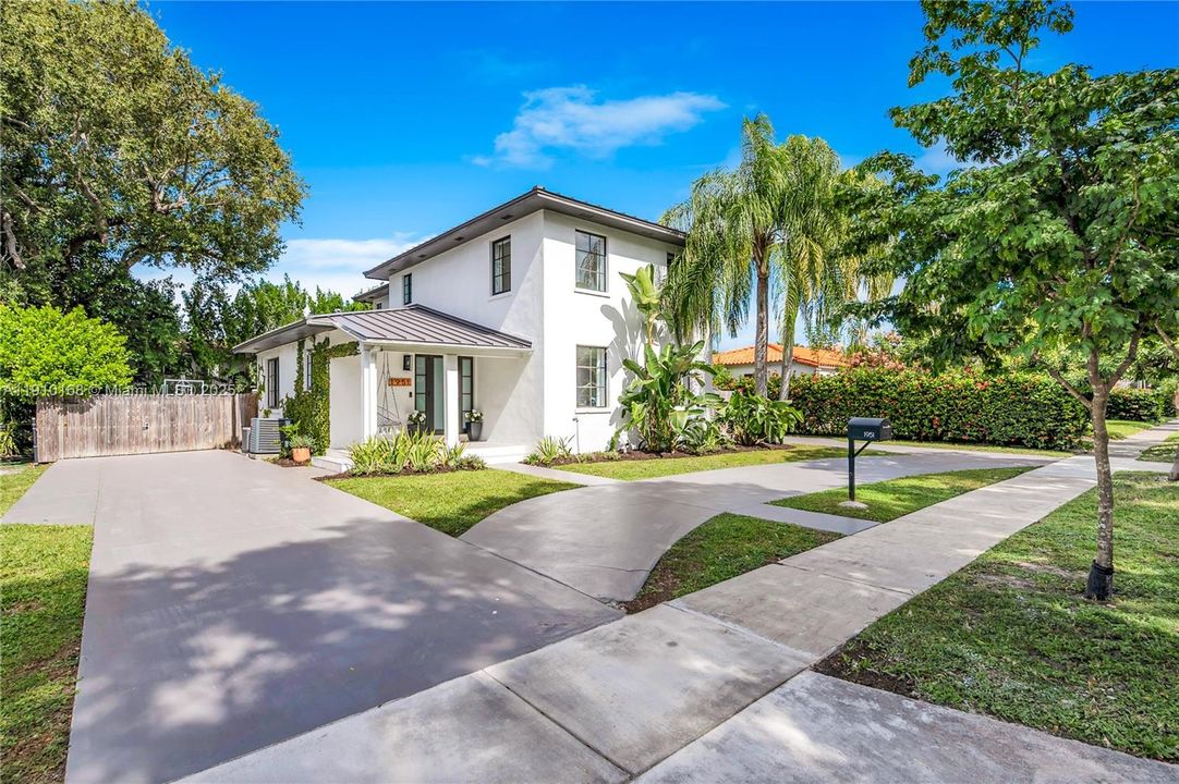 合同活跃: $11,500 (4 贝兹, 3 浴室, 2768 平方英尺)