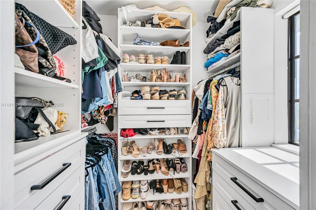 合同活跃: $11,500 (4 贝兹, 3 浴室, 2768 平方英尺)