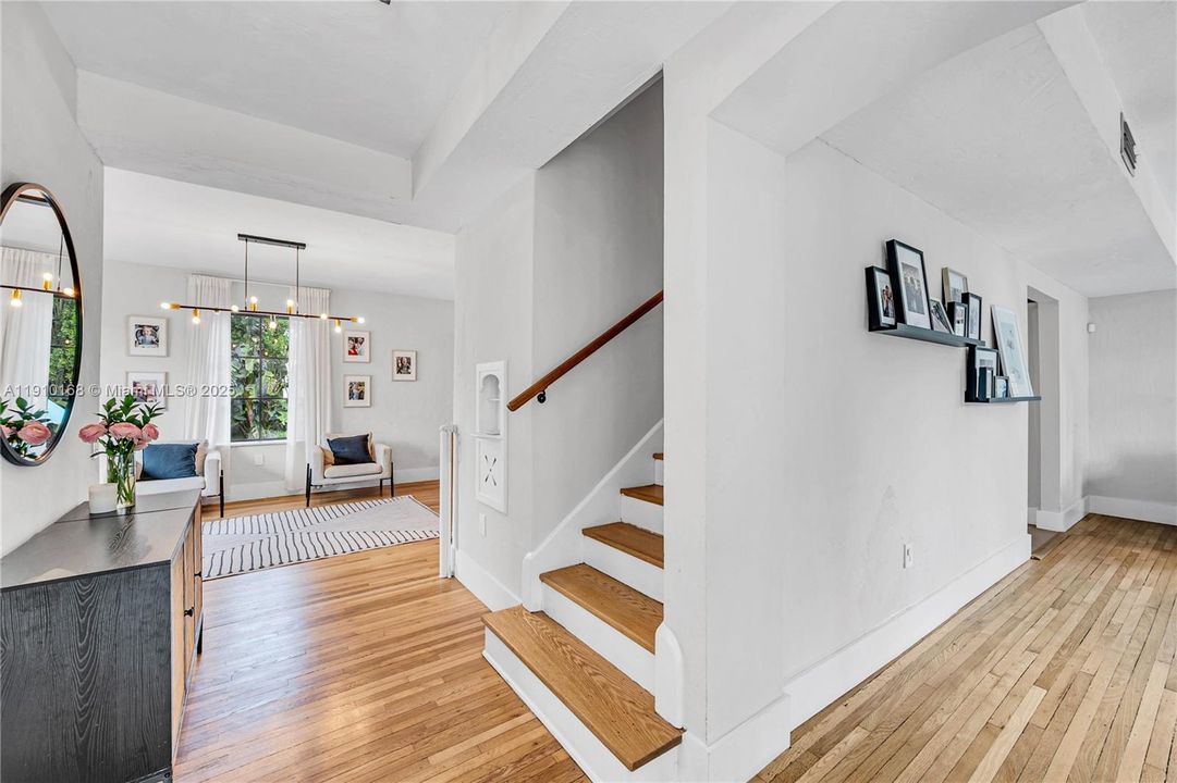 合同活跃: $11,500 (4 贝兹, 3 浴室, 2768 平方英尺)