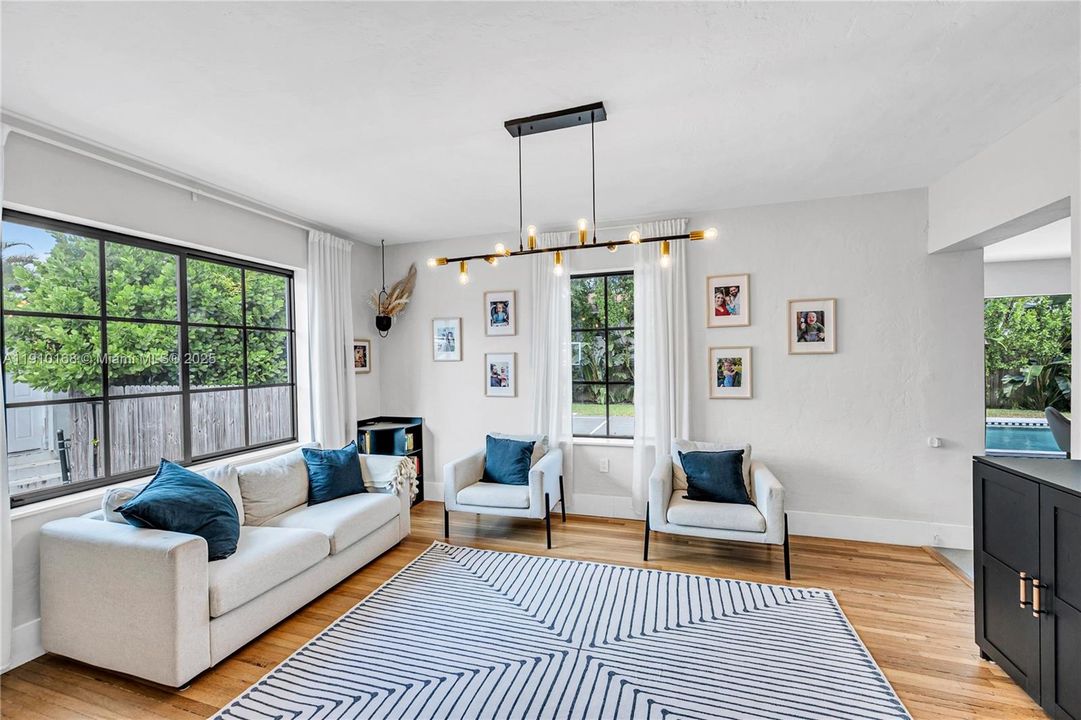 合同活跃: $11,500 (4 贝兹, 3 浴室, 2768 平方英尺)