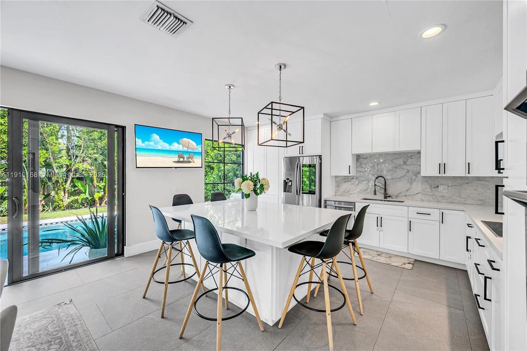 合同活跃: $11,500 (4 贝兹, 3 浴室, 2768 平方英尺)