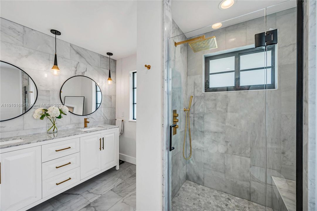 合同活跃: $11,500 (4 贝兹, 3 浴室, 2768 平方英尺)