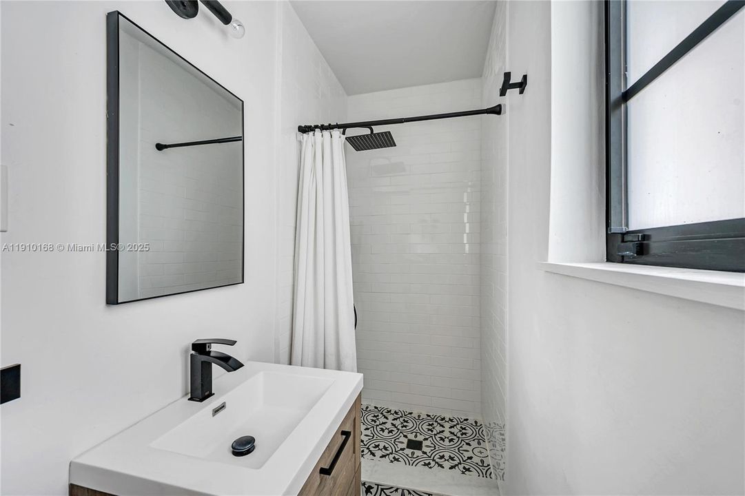 合同活跃: $11,500 (4 贝兹, 3 浴室, 2768 平方英尺)