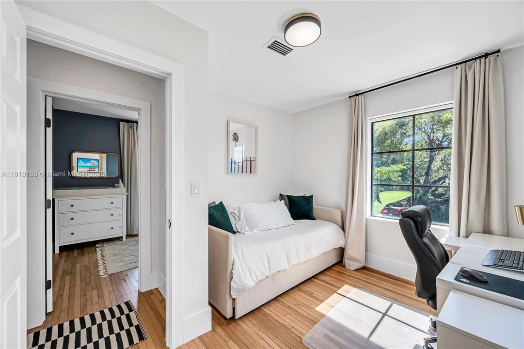 合同活跃: $11,500 (4 贝兹, 3 浴室, 2768 平方英尺)