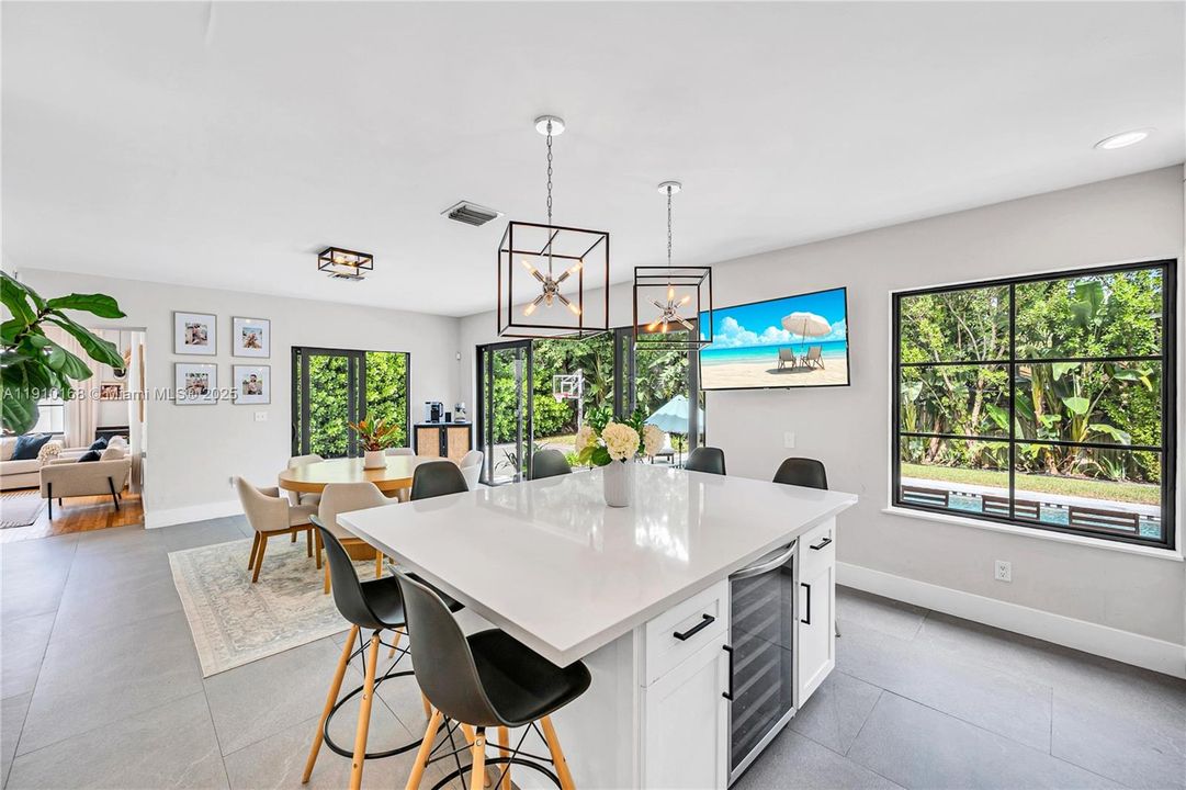 合同活跃: $11,500 (4 贝兹, 3 浴室, 2768 平方英尺)