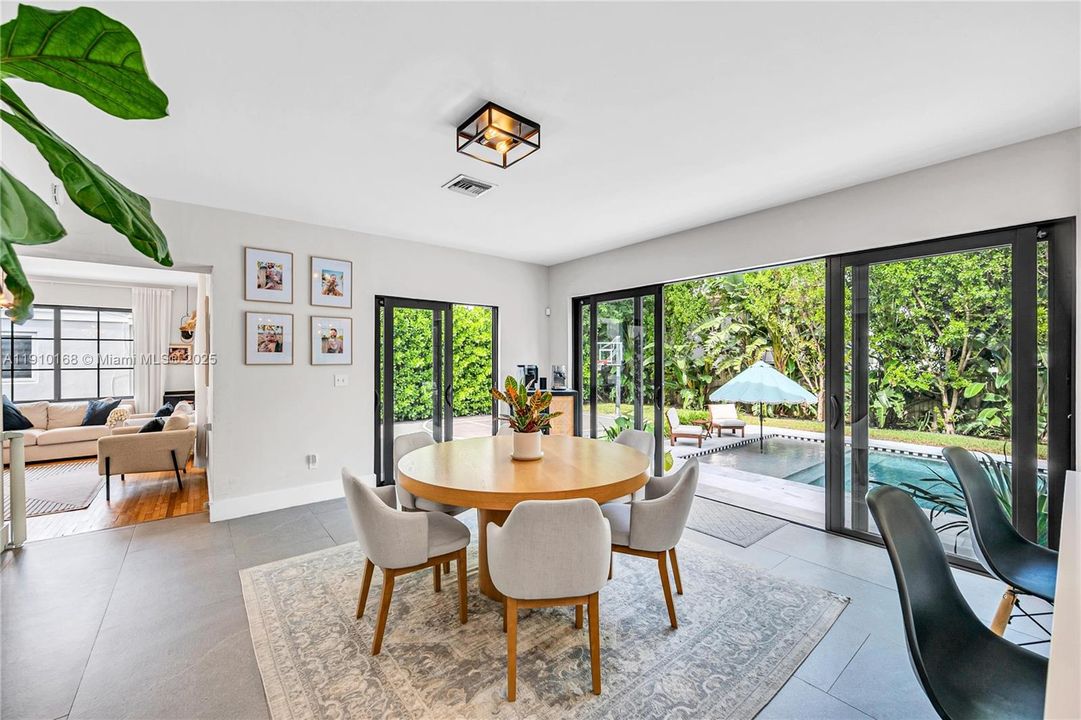 合同活跃: $11,500 (4 贝兹, 3 浴室, 2768 平方英尺)