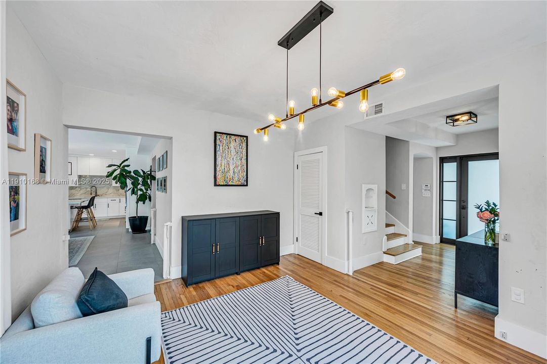 合同活跃: $11,500 (4 贝兹, 3 浴室, 2768 平方英尺)