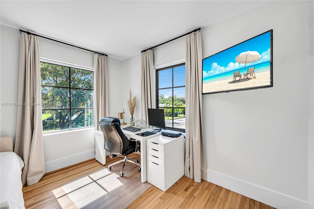 合同活跃: $11,500 (4 贝兹, 3 浴室, 2768 平方英尺)