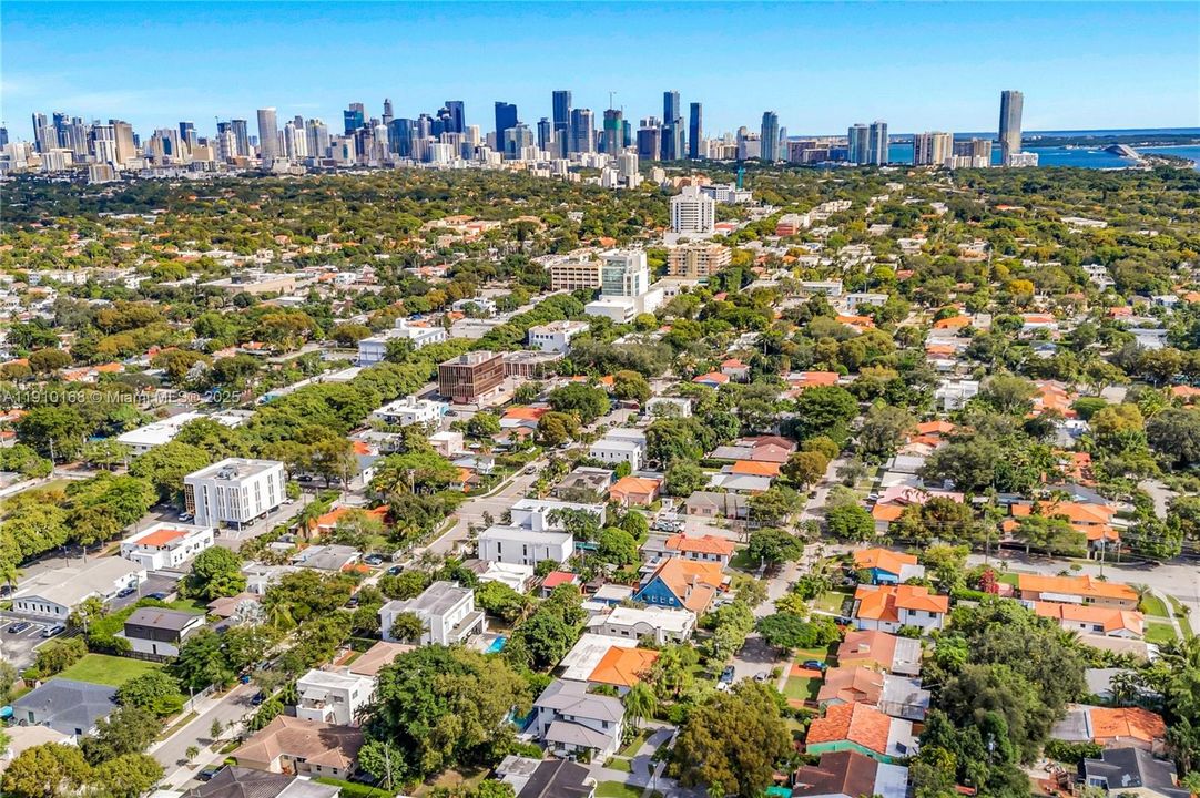 合同活跃: $11,500 (4 贝兹, 3 浴室, 2768 平方英尺)