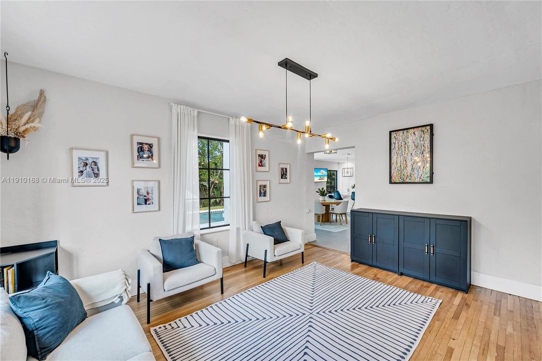 合同活跃: $11,500 (4 贝兹, 3 浴室, 2768 平方英尺)