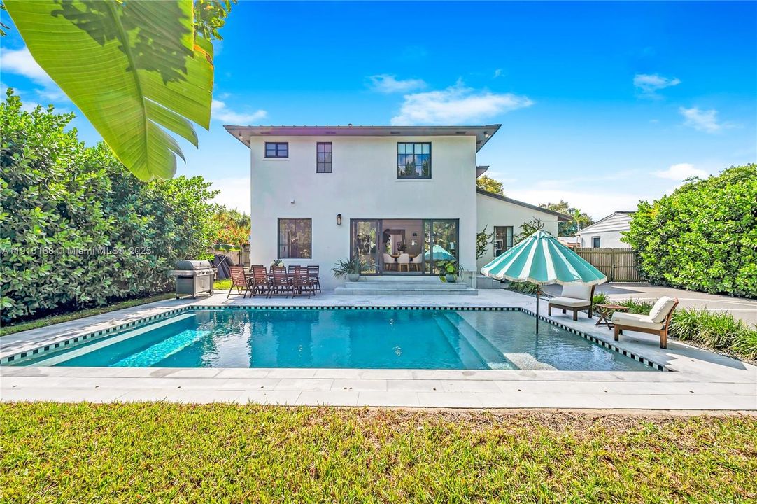 合同活跃: $11,500 (4 贝兹, 3 浴室, 2768 平方英尺)