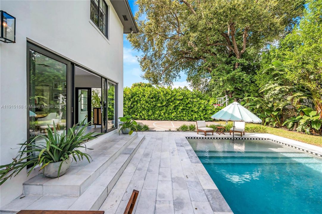 合同活跃: $11,500 (4 贝兹, 3 浴室, 2768 平方英尺)