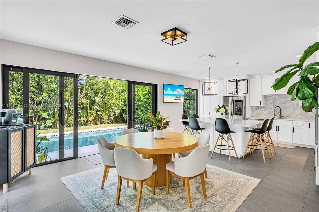 合同活跃: $11,500 (4 贝兹, 3 浴室, 2768 平方英尺)