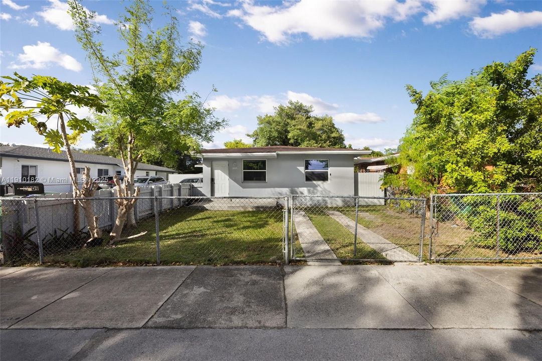 Recently Rented: $1,800 (2 beds, 1 baths, 970 Square Feet)