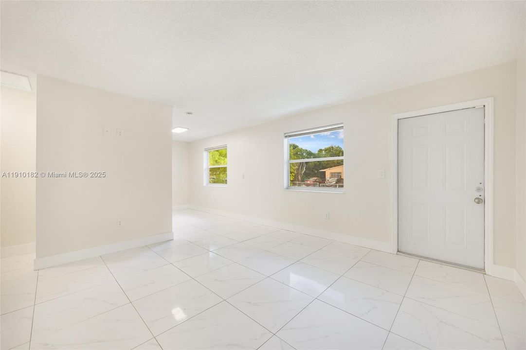 Recently Rented: $1,800 (2 beds, 1 baths, 970 Square Feet)