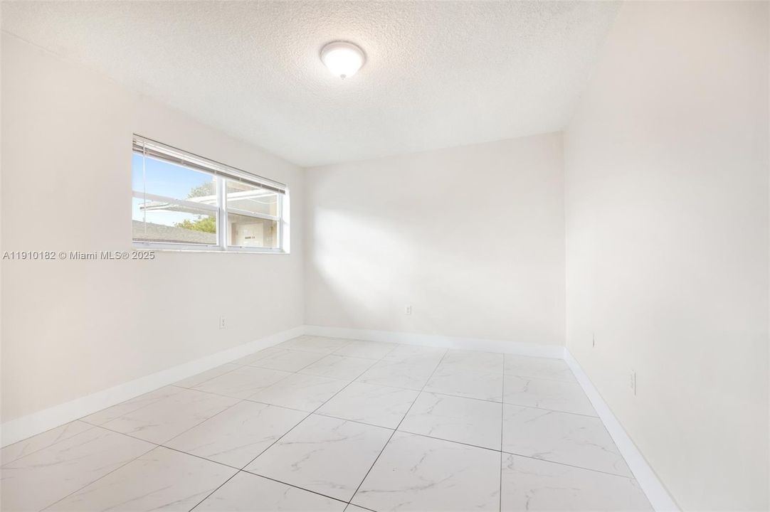 Recently Rented: $1,800 (2 beds, 1 baths, 970 Square Feet)