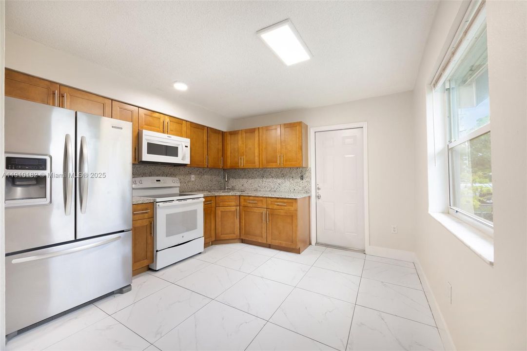 Recently Rented: $1,800 (2 beds, 1 baths, 970 Square Feet)