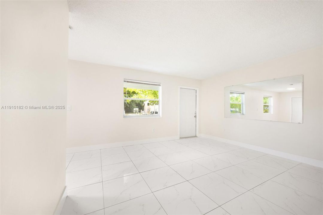 Recently Rented: $1,800 (2 beds, 1 baths, 970 Square Feet)