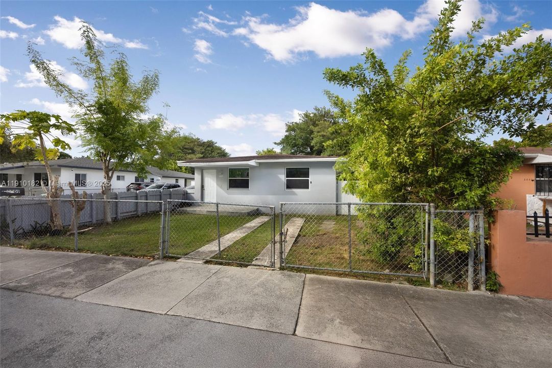 Recently Rented: $1,800 (2 beds, 1 baths, 970 Square Feet)