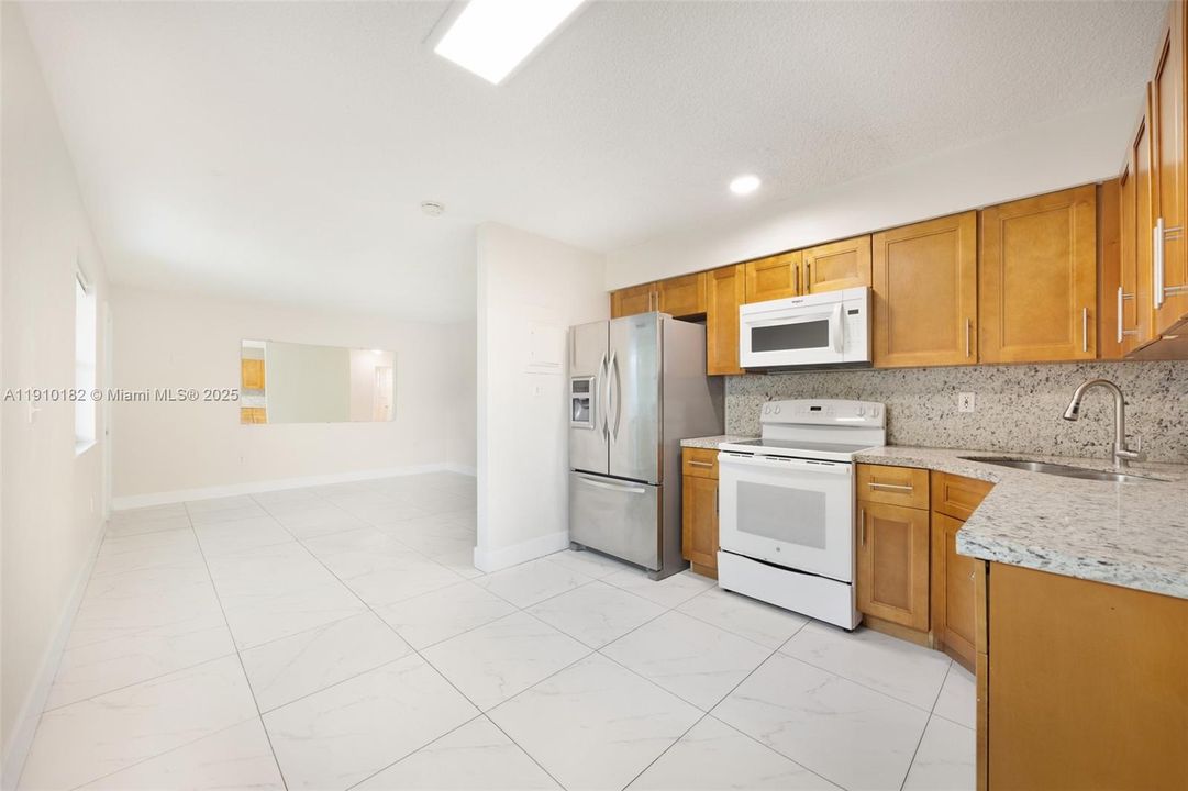 Recently Rented: $1,800 (2 beds, 1 baths, 970 Square Feet)