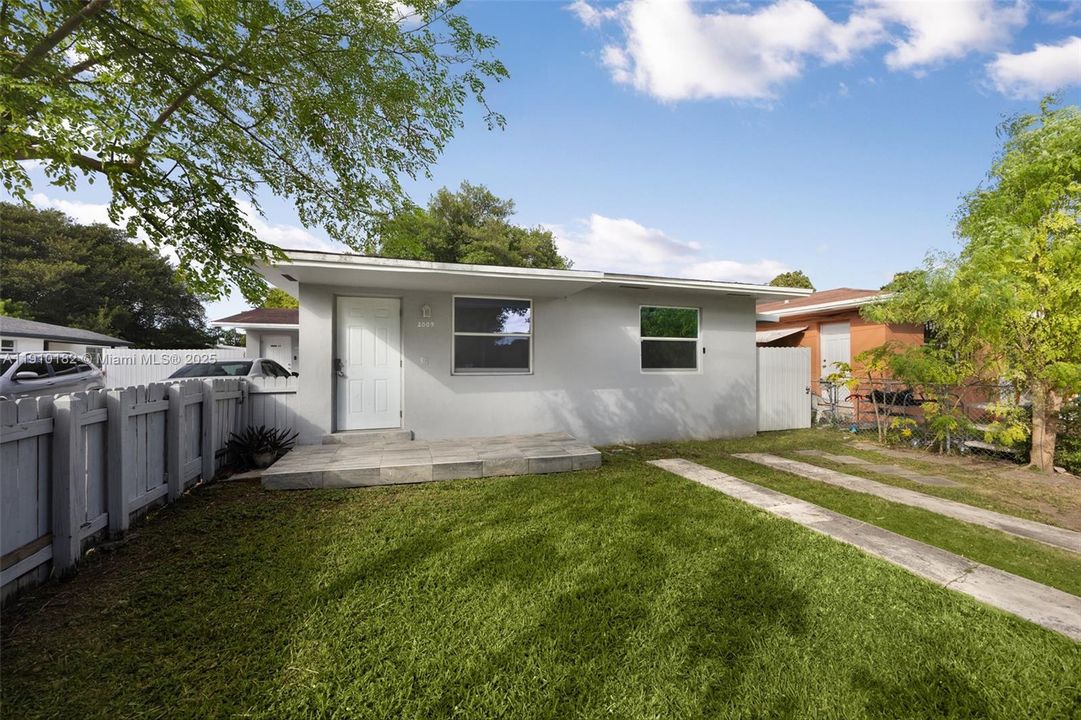 Recently Rented: $1,800 (2 beds, 1 baths, 970 Square Feet)