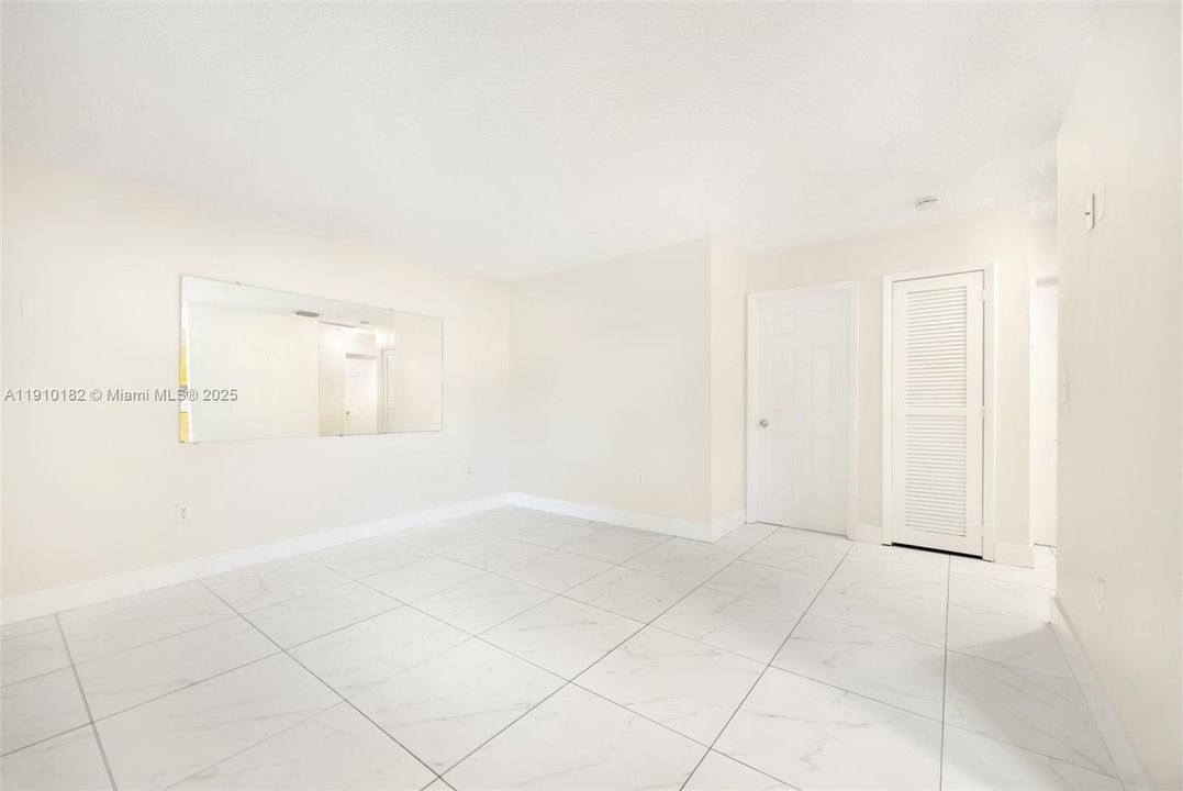 Recently Rented: $1,800 (2 beds, 1 baths, 970 Square Feet)