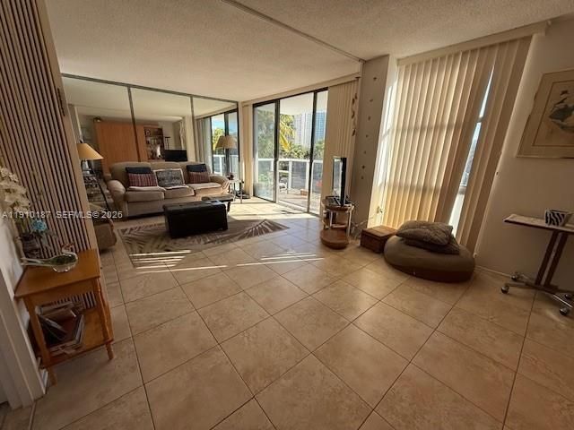 For Sale: $189,000 (2 beds, 2 baths, 996 Square Feet)