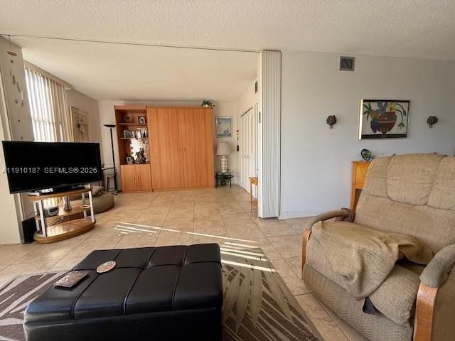 For Sale: $189,000 (2 beds, 2 baths, 996 Square Feet)