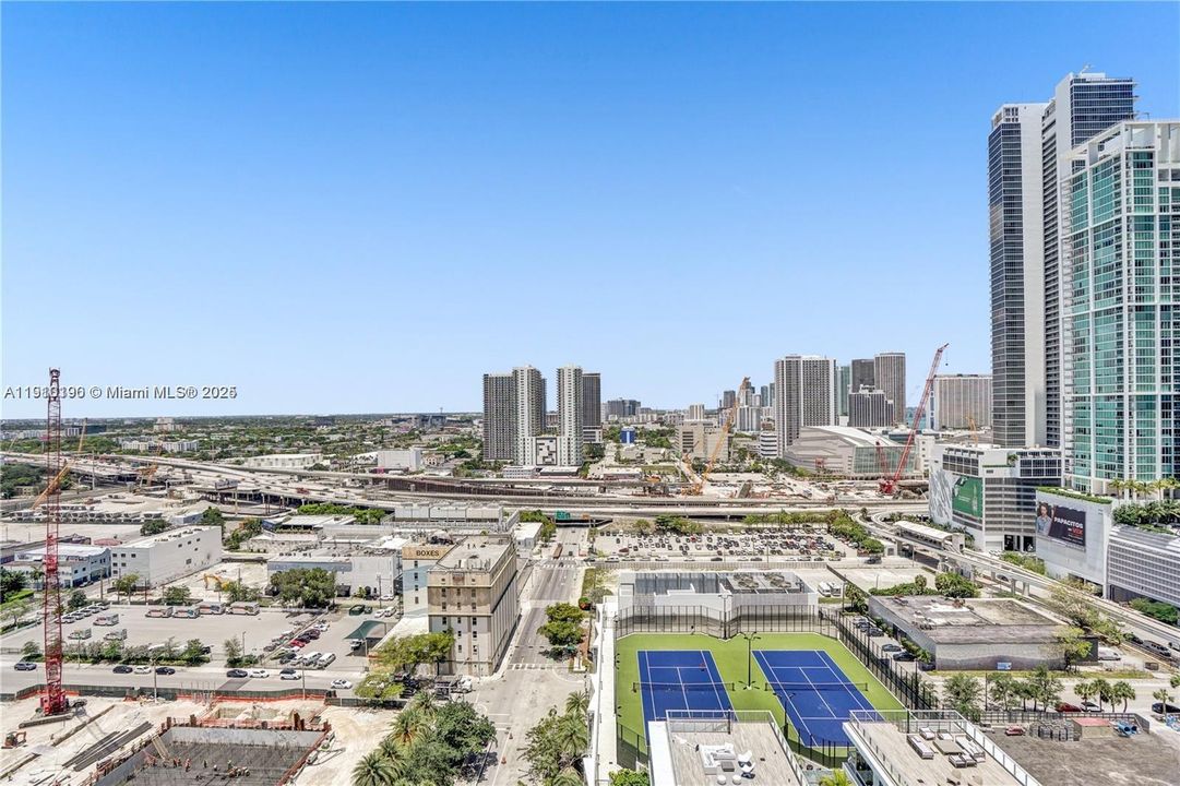 For Sale: $550,000 (1 beds, 1 baths, 929 Square Feet)