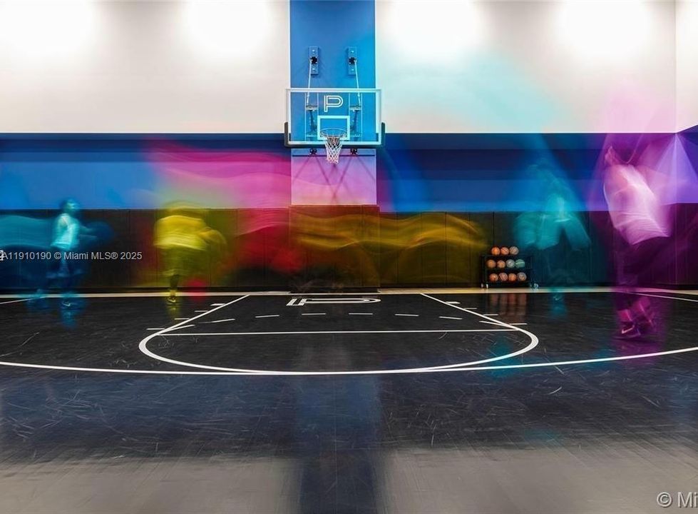 For Sale: $550,000 (1 beds, 1 baths, 929 Square Feet)