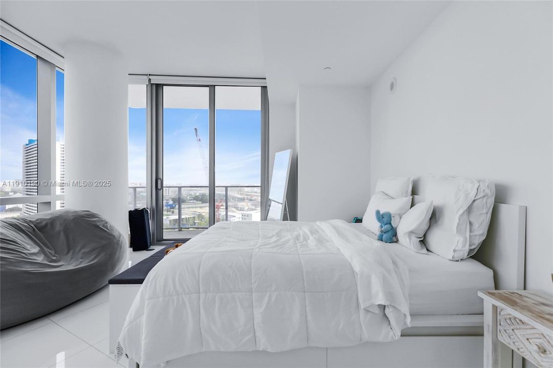 For Sale: $550,000 (1 beds, 1 baths, 929 Square Feet)