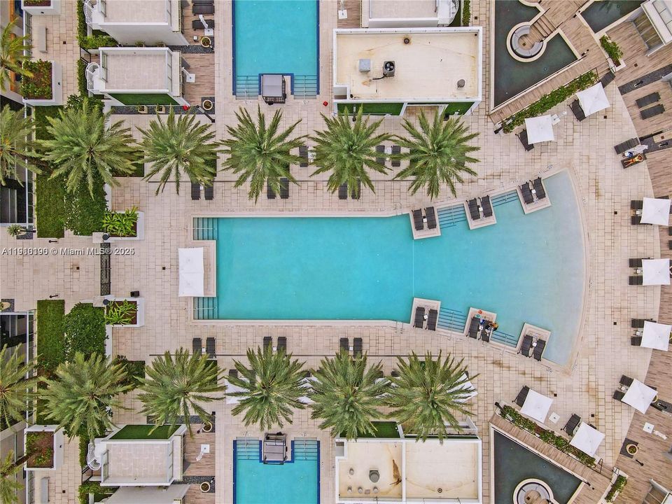 For Sale: $550,000 (1 beds, 1 baths, 929 Square Feet)