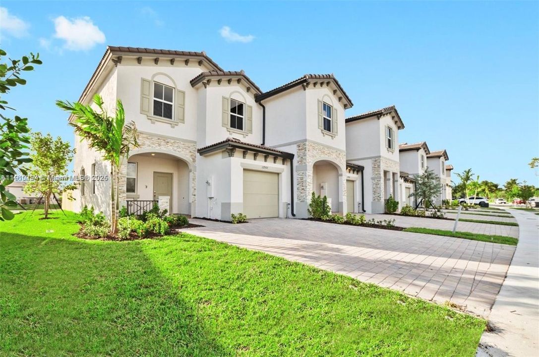 Active With Contract: $3,350 (3 beds, 2 baths, 1334 Square Feet)